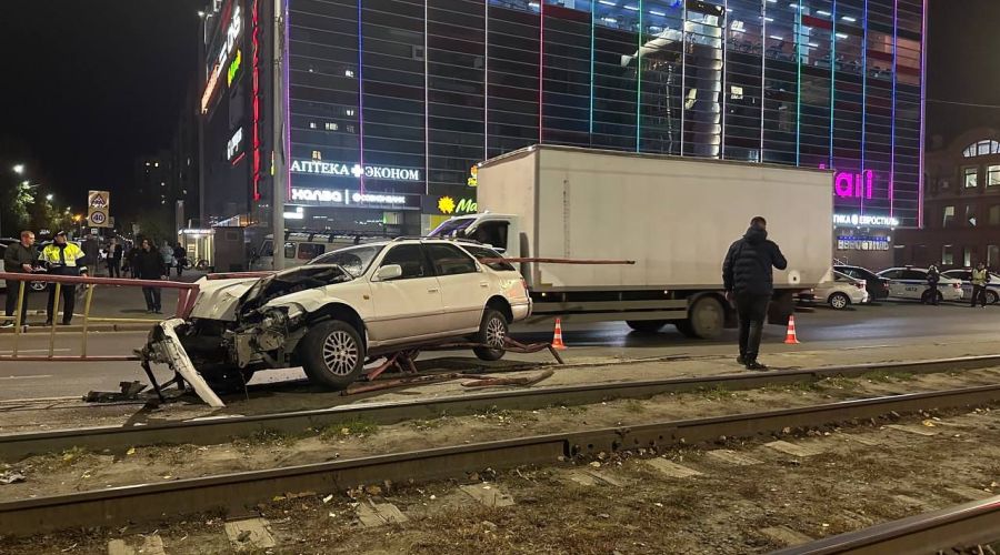 Суд заключил под стражу влетевшего в трамвайную остановку водителя в Барнауле