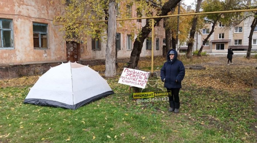 «Пусть сносят вместе со мной»: жительница Барнаула отказывается выселяться из аварийного дома