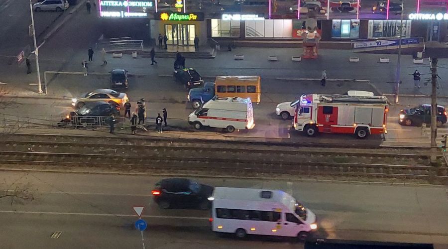 Проклятое место: трамвайную остановку в центре Барнаула снова протаранил автомобиль