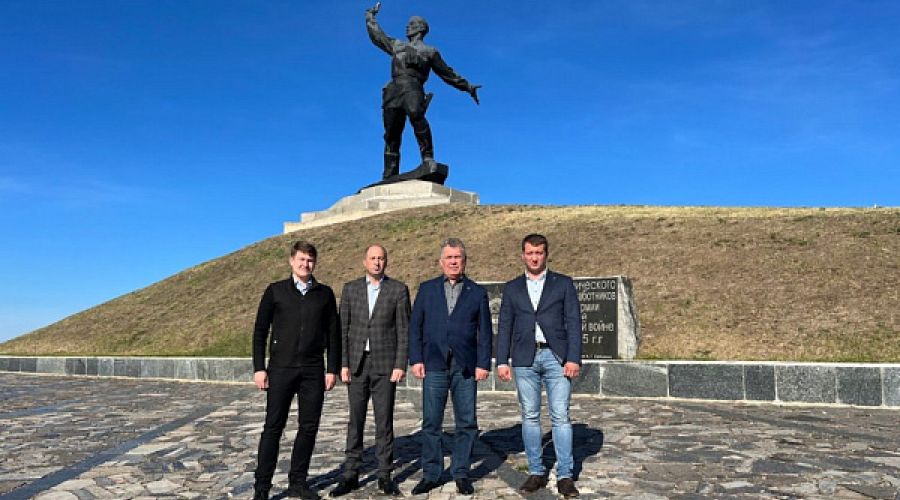 «Влились в славянскую семью»: алтайские депутаты проконтролировали восстановление объектов в подшефном районе ЛНР