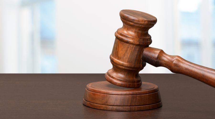 В Барнауле экс-полицейского отправили за решетку за мошенничество на 47 млн рублей