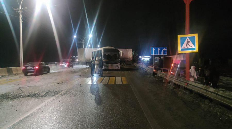 Фура врезалась в остановившийся пассажирский автобус на трассе Барнаул - Новосибирск