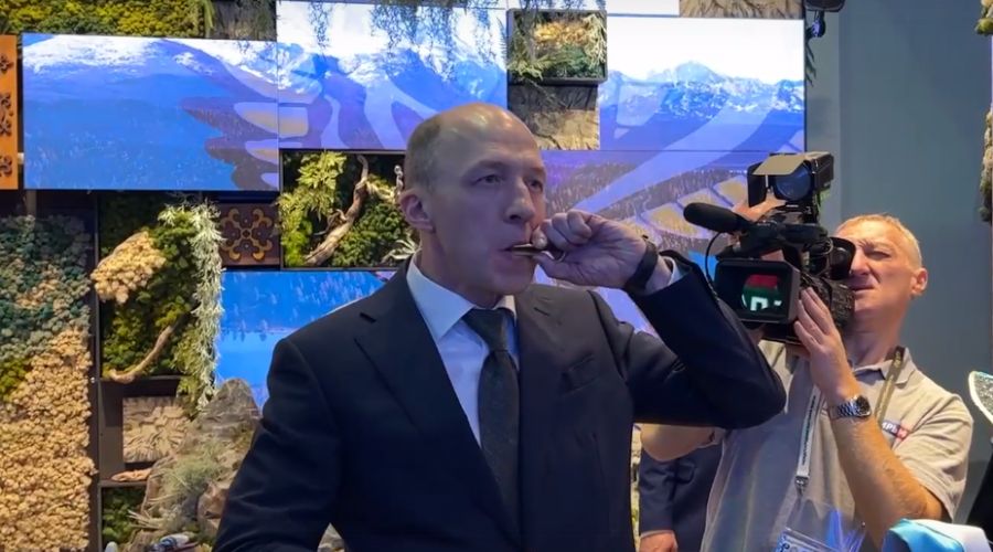 И на дуде игрец...