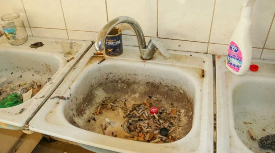 Жильцы барнаульской многоэтажки вместе с полицией противостоят неугомонному наркопритону