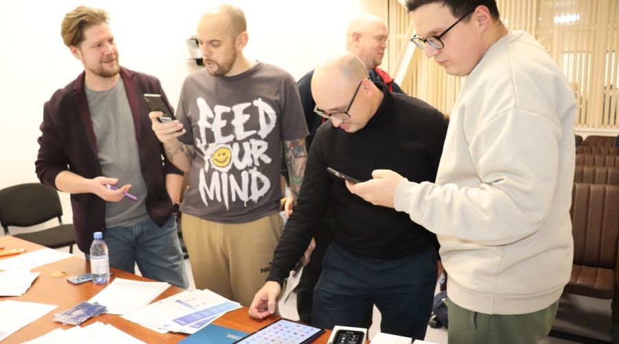 Разработчики ОС Аврора провели встречу с бета-тестерами из Барнаула