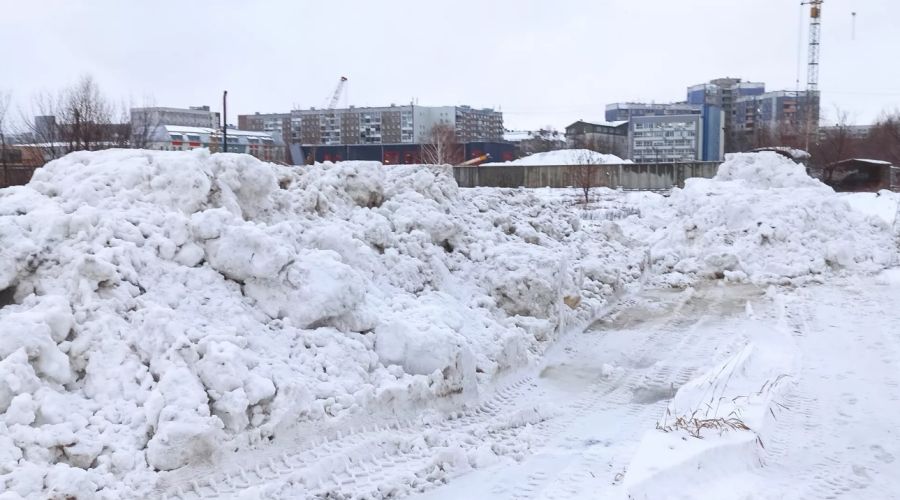 «Нерожденный» парк за барнаульским торговым центром вновь стал местом для снегоотвала