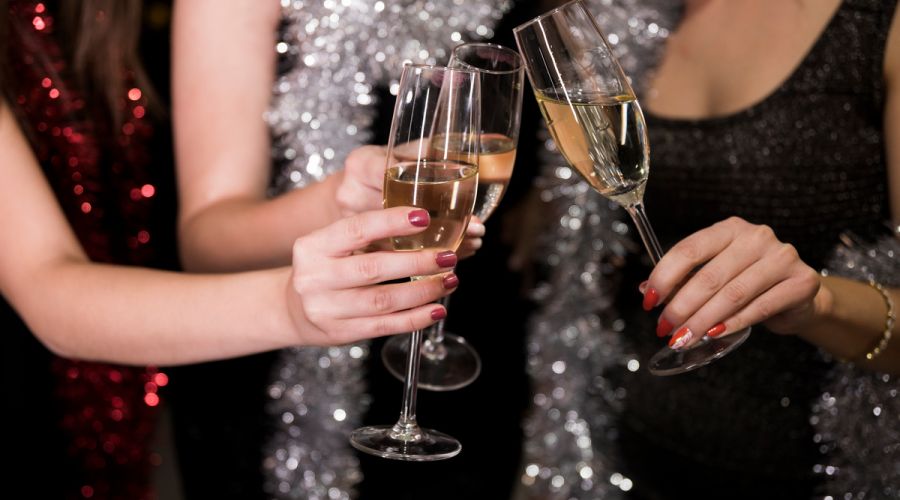 «Необязательно танцы на столах»: бизнес и власти в Алтайском крае оценили идею отказа от новогодних корпоративов