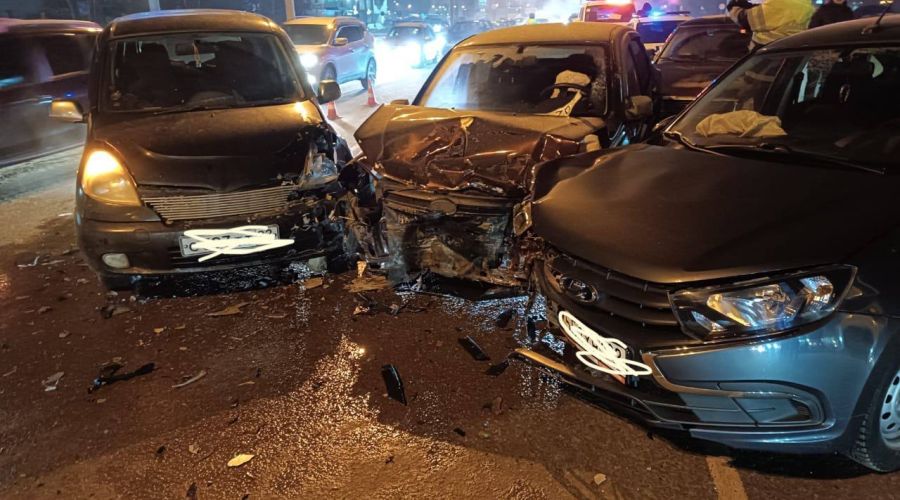 Три человека получили травмы в массовом ДТП на оживленном барнаульском тракте