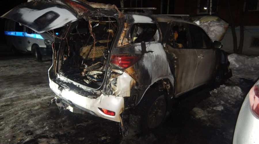 Полиция вычислила поджигателя «депутатской» иномарки в Бийске