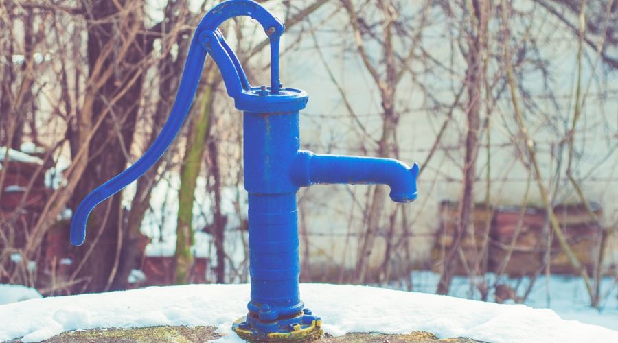 Жители алтайского поселка вынуждены «отвоевывать» каждый литр воды на фоне перманентных порывов