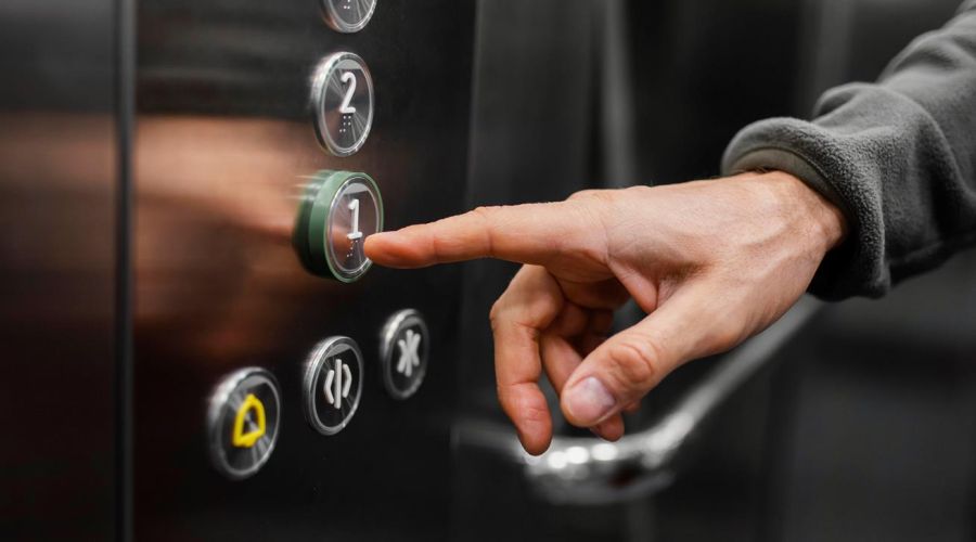 Барнаульцы рискуют обзавестись крупными кредитами на обновление изношенных лифтов