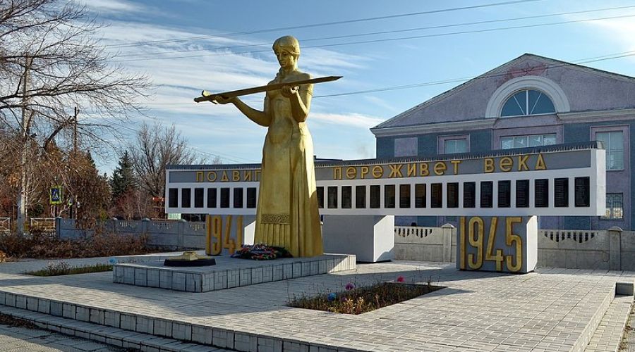 Подростки слепили «оскорбительную скульптуру» напротив Мемориала Славы в алтайском селе