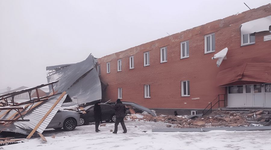 На Алтае непогода парализовала дороги и принесла разрушения