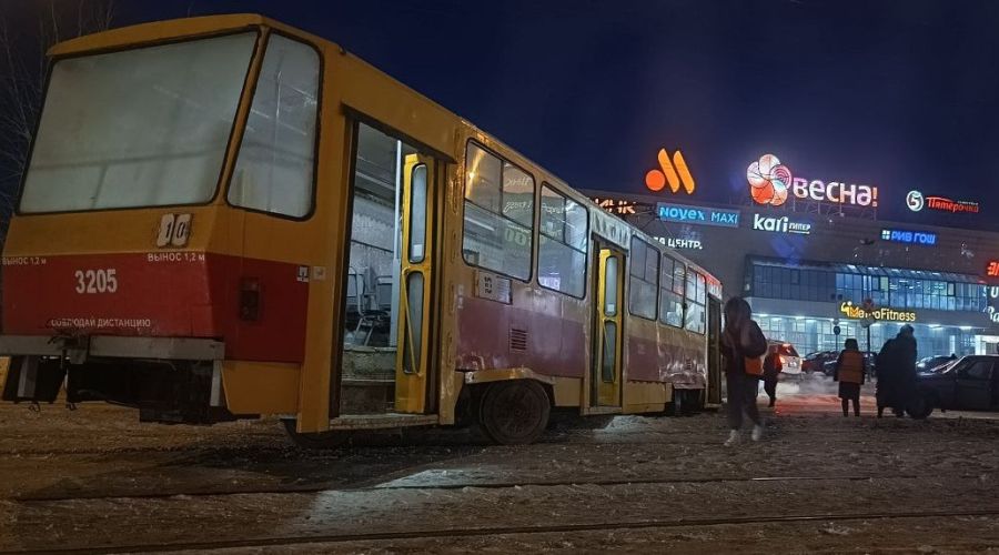 В Барнауле «соскользнувший» с рельсов трамвай протаранил легковушку