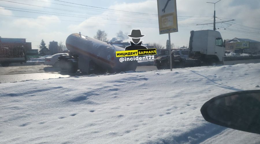 В Барнауле газовоз на ходу потерял «огнеопасную» цистерну