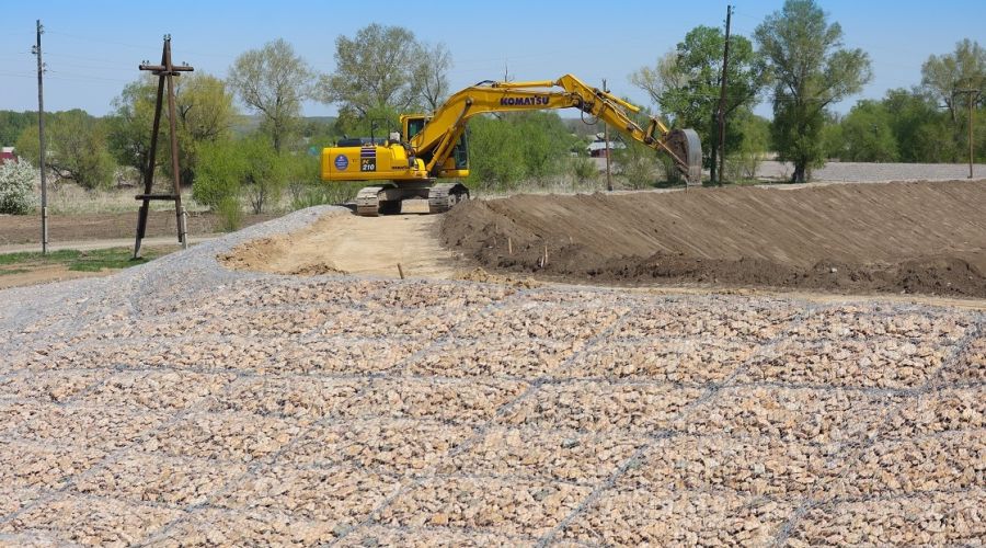 Жители Краснощеково снова жалуются на подтопленные участки рядом с «ограниченно годной» дамбой