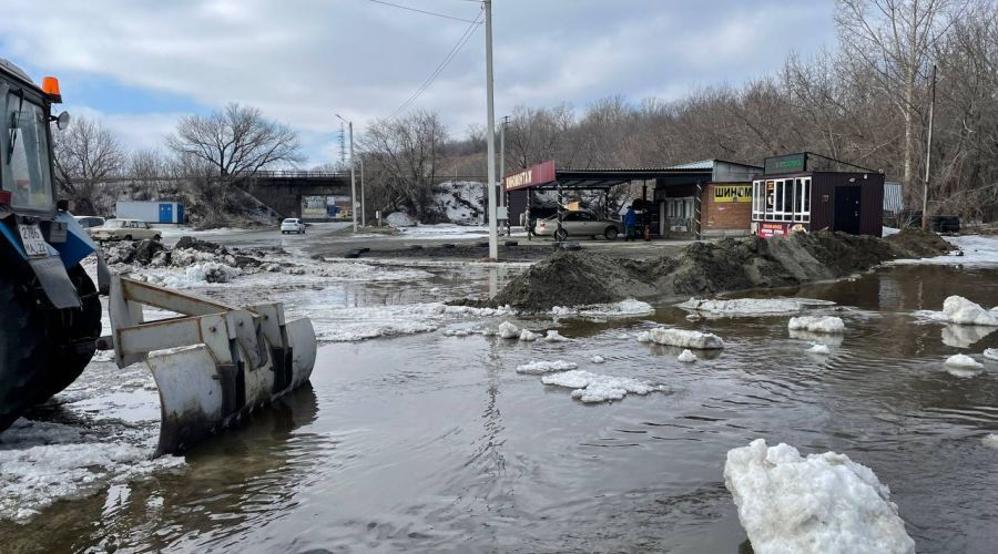 Бийские коммунальщики борются с талыми водами в подтопленном микрорайоне