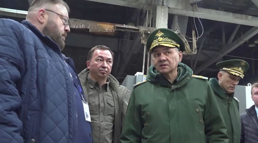 «Должны пахать в три смены»: Сергей Шойгу поручил повысить эффективность ОПК в Алтайском крае