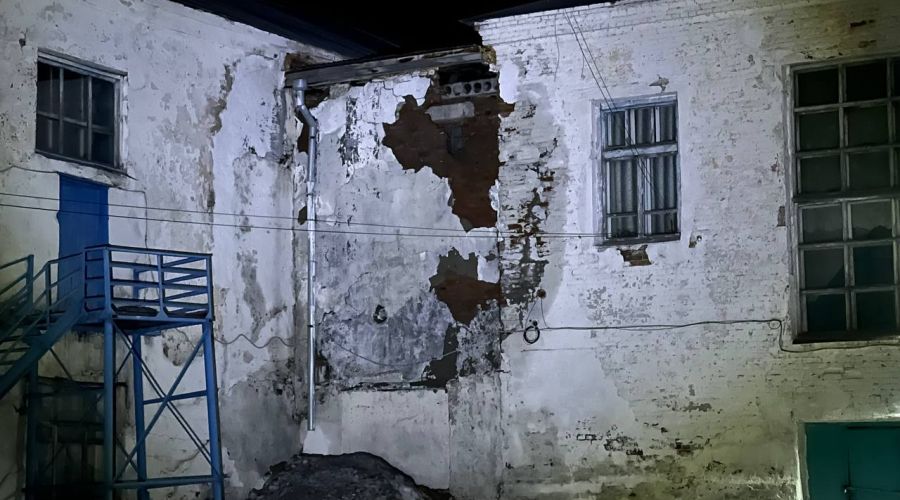 Прокурор Алтайского края инициировал проверку в столетней школе с «обвалившейся» стеной