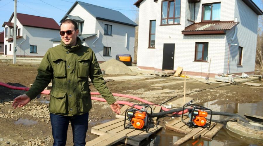 «Командная» работа помогла микрорайону в алтайском селе справиться с паводком