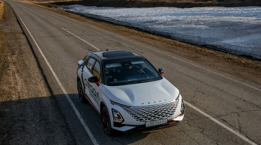 Жителям Алтая предложили провести майские выходные в путешествии с футуристическим кроссовером OMODA С5