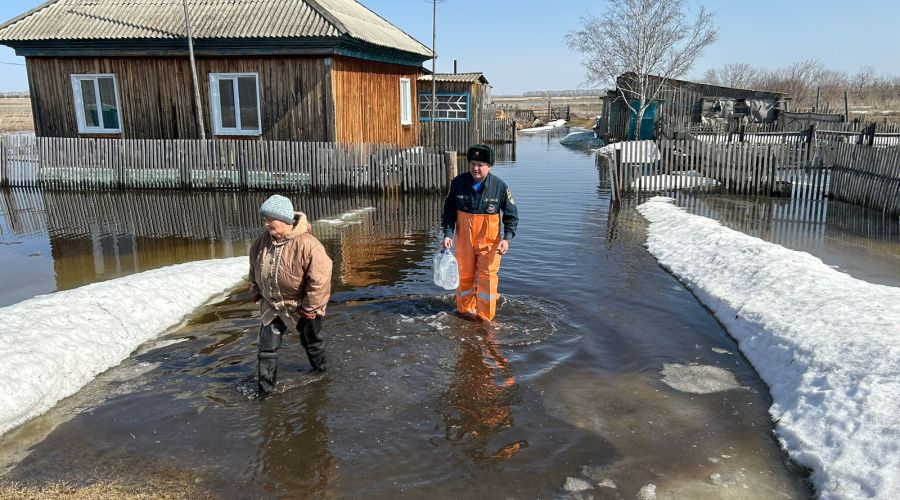 Глава МЧС России во время визита на Алтай предупредил о возможной второй волне паводка