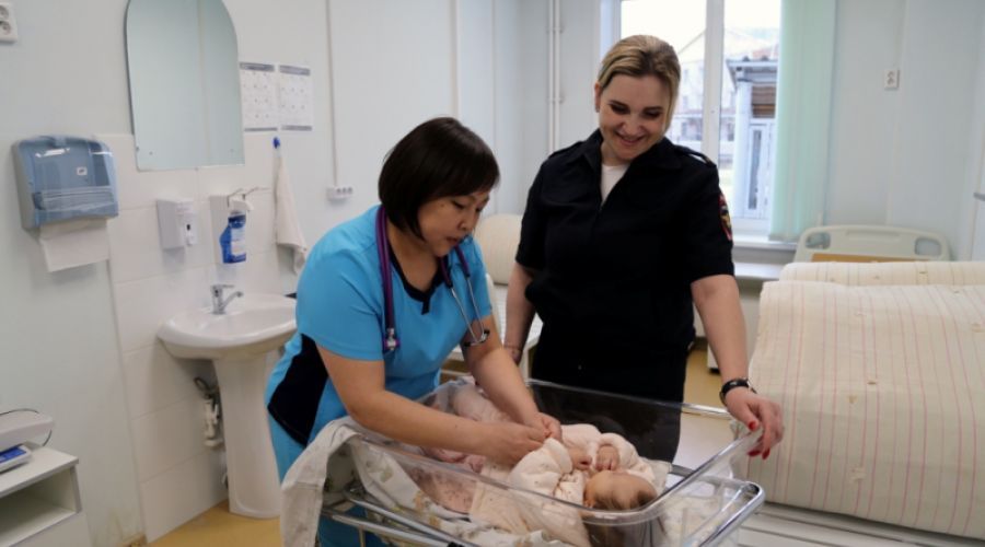 На Алтае таксист передал полиции трехмесячную дочь пьяной пассажирки