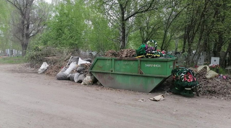 Кладбищенский мусор в Бийске объяснили наплывом горожан и майскими выходными