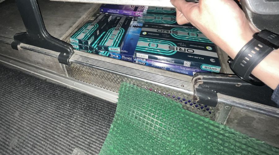 Алтайские пограничники выявили контрабанду более 3000 пачек сигарет в рейсовом автобусе