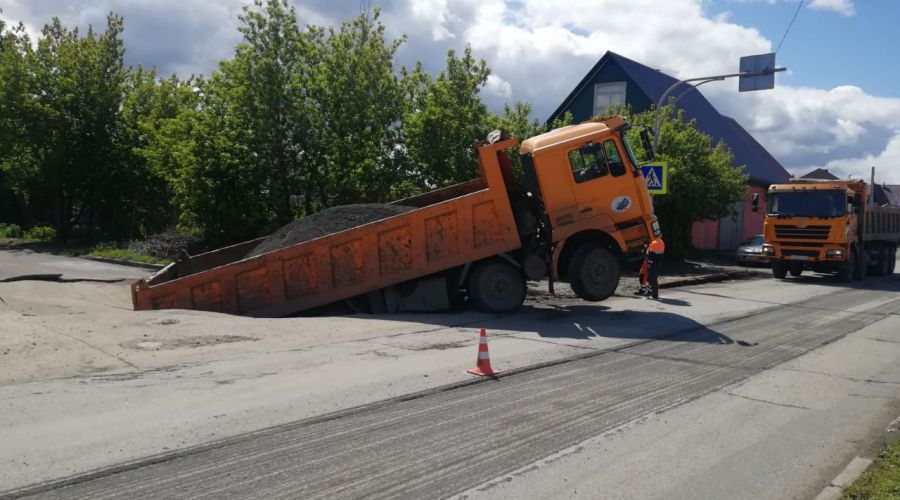 Провалившийся под землю грузовик повредил барнаульские теплосети