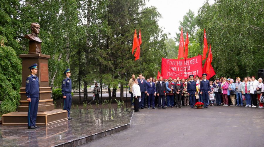 В Барнауле открыли памятник Георгию Жукову