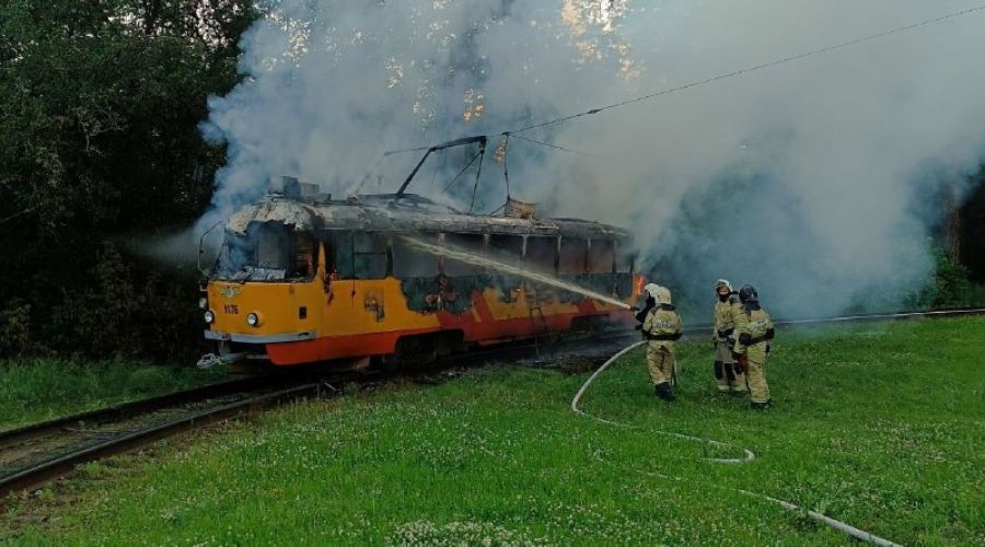 «Еле дверь выломал»: барнаульцам пришлось спешно эвакуироваться из горящего трамвая