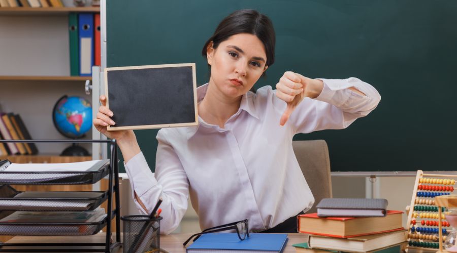 Алтайские учителя получают за проведение выпускных экзаменов меньше всех в России