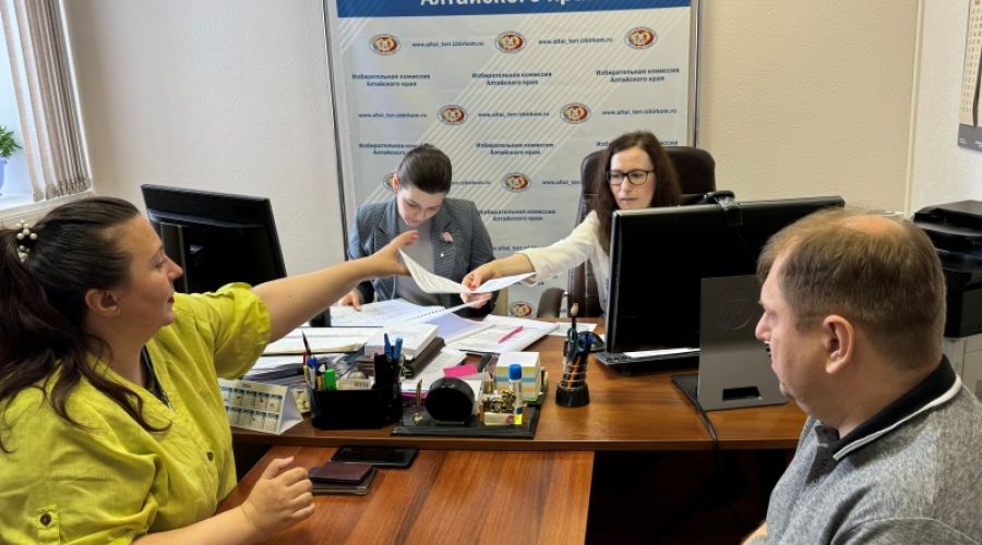 Алтайский избирком принял первые документы от соискателей на вакантный мандат краевого парламента