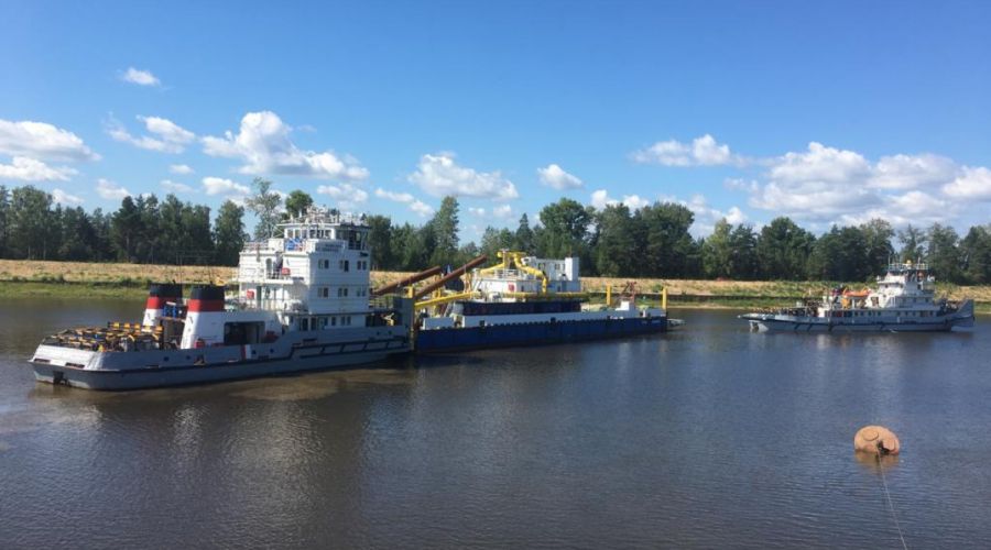 Алтайские чиновники показали общественникам судно для углубления дна за миллиард рублей