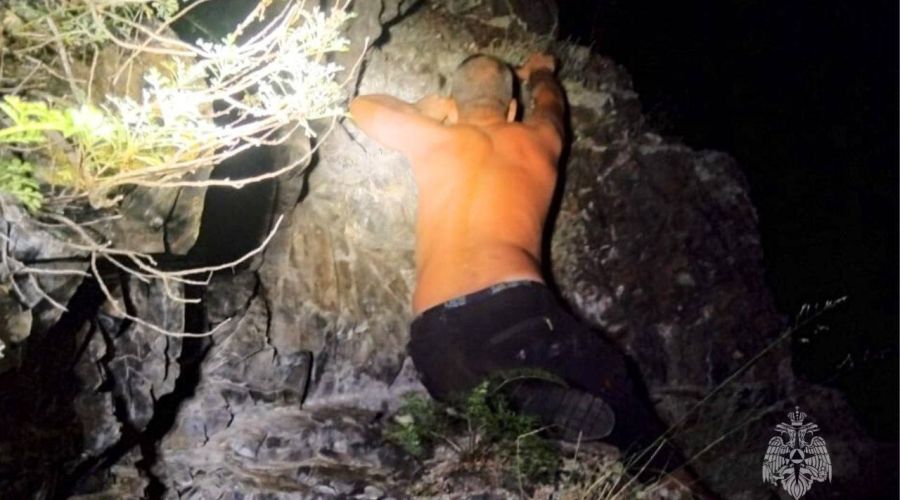 Застрявшего на отвесной скале в Горном Алтае белоруса пришлось снимать спасателям