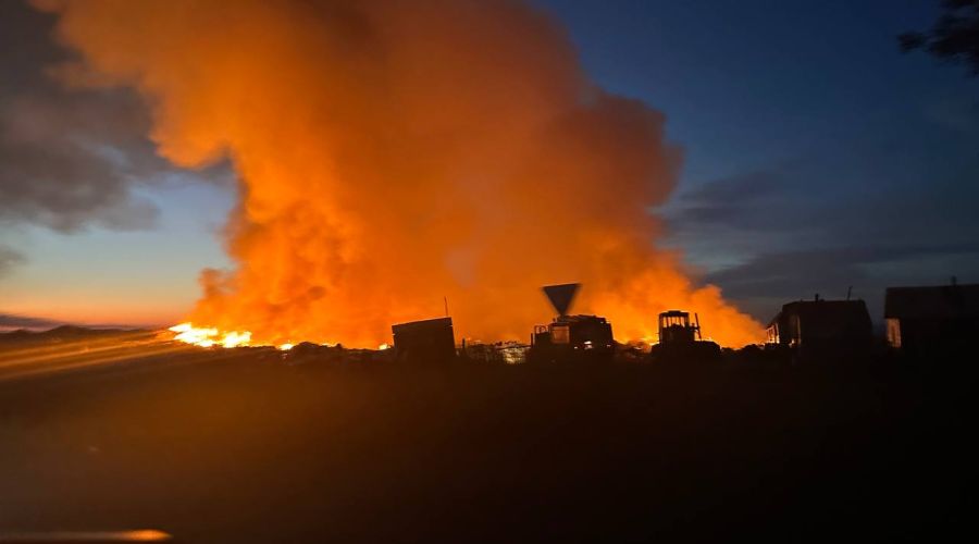 Рядом с Камнем-на-Оби полыхает районная свалка
