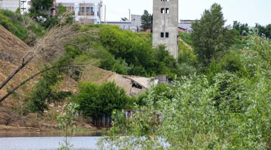 В Барнауле рухнула зерноприемная башня элеватора (обновлено)