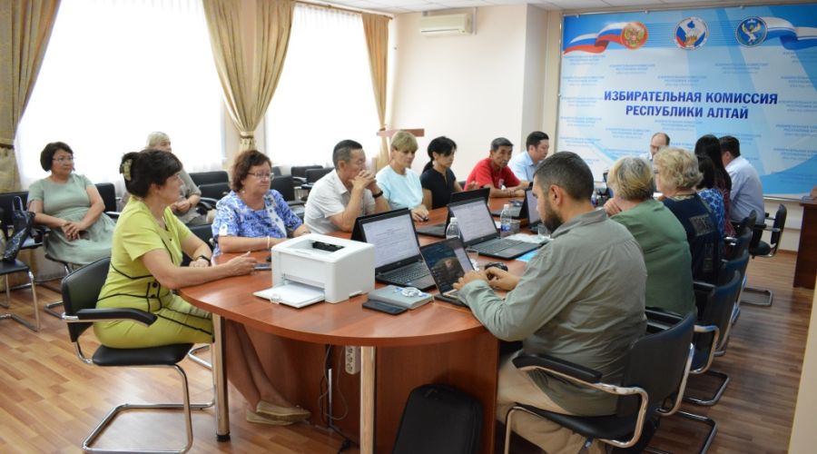 Избирком заверил первый партсписок претендентов на мандаты парламента Республики Алтай