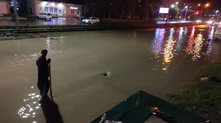 Власти Барнаула заявили об устранении последствий непогоды на затопленных улицах