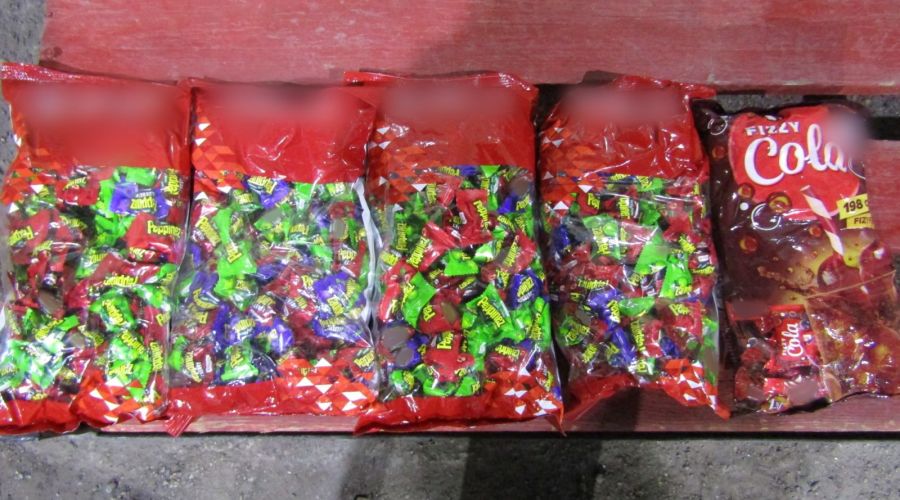 Алтайские таможенники выявили контрабанду крупной партии украинских конфет
