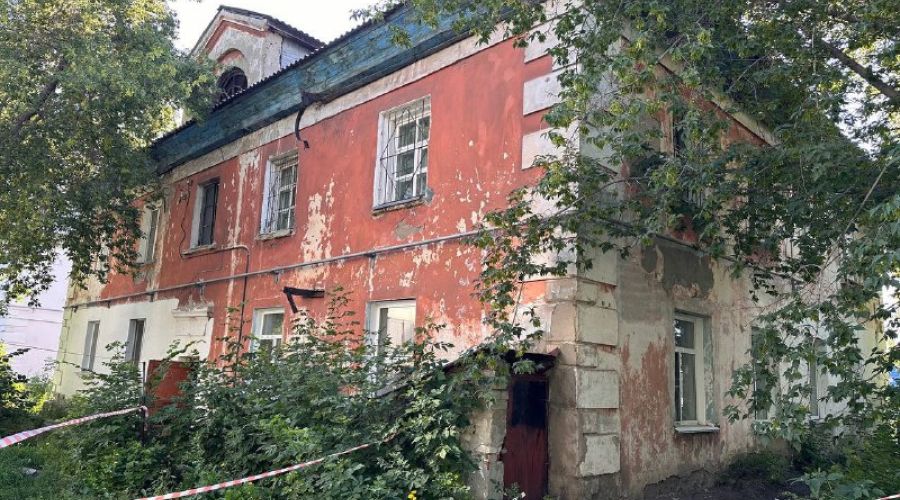 Барнаульские власти ввели режим повышенной готовности из-за угрозы обрушения дома