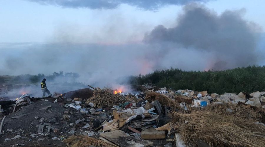 Полигон ТКО в Волчихинском районе не могут потушить вторые сутки