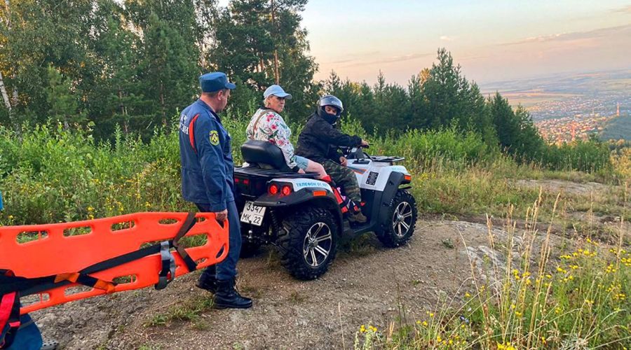 Спасатели помогли туристке с поврежденной ногой спуститься с горы в Белокурихе