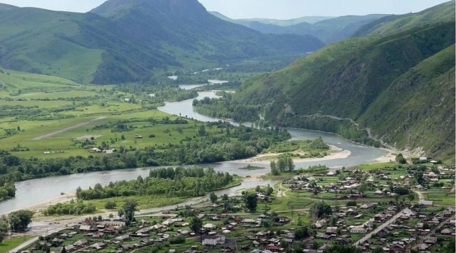 Правоохранители работали в администрации Чарышского округа на фоне скандала с «сектантской» турбазой