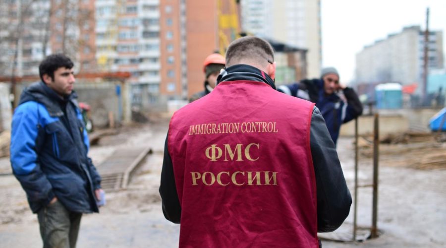 В Алтайском крае иностранцам запретят работать в такси, школах и больницах