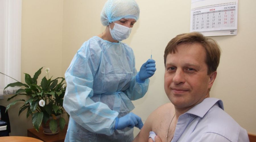 Министр здравоохранения Алтайского края сделал прививку от гриппа и призвал жителей края к вакцинации