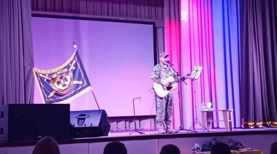 Благотворительный концерт бойца СВО в поддержку сослуживцев сорвался в алтайском селе из-за спора о деньгах
