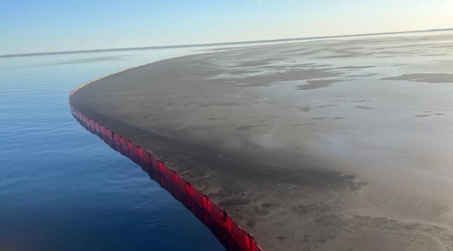 На озере Большое Яровое обнаружили большое маслянистое пятно<span style=