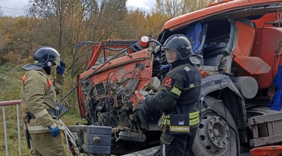 В массовом ДТП с бензовозом на алтайской трассе пострадало пять человек
